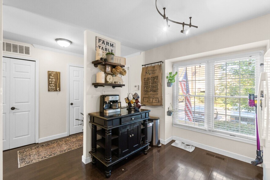 kitchen island/coffee bar - 44046 Aberdeen Ter