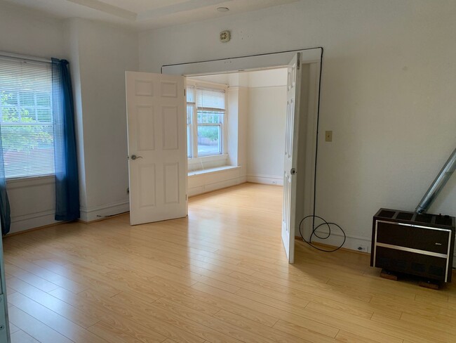 Building Photo - Cute 1 bedroom unit with lots of light in ...