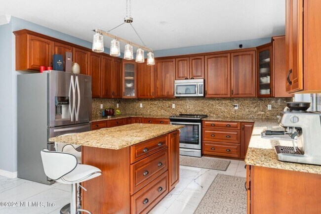 Building Photo - Fully Furnished Home