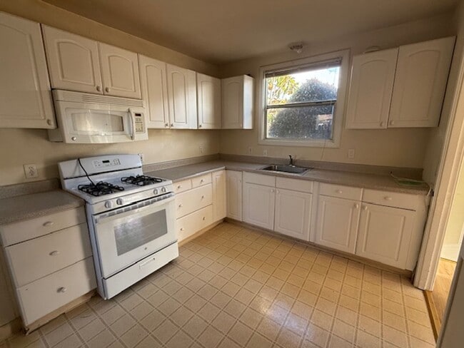 Building Photo - 5925-5933 San Diego St.