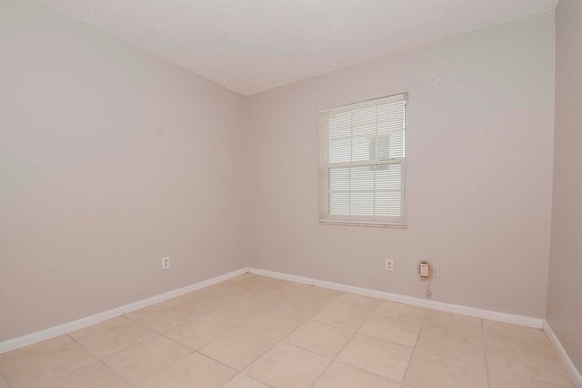 Building Photo - 2/1 Close to Downtown Tampa and University...