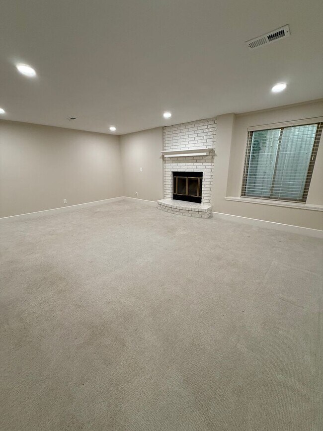 Building Photo - Spacious 3 Bedroom, 2 Bath - Your Derby Ho...