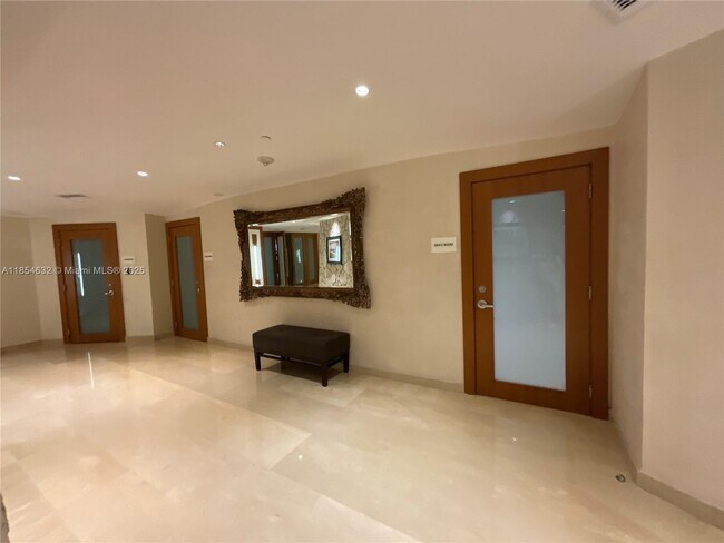 Building Photo - 1121 Crandon Blvd