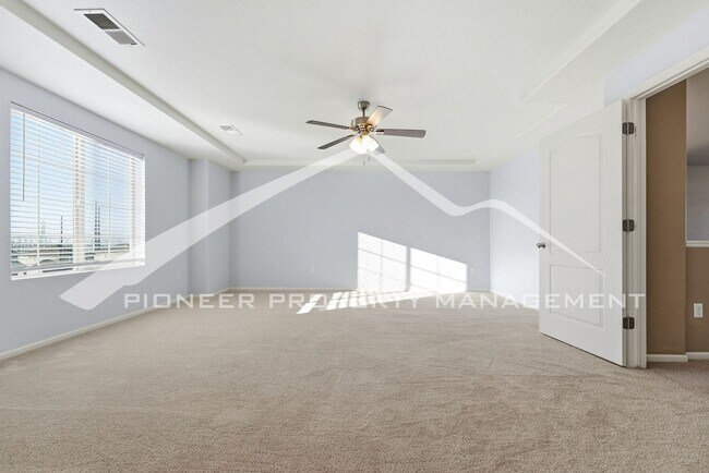 Building Photo - Gorgeous Home with Central AC and Washer/D...