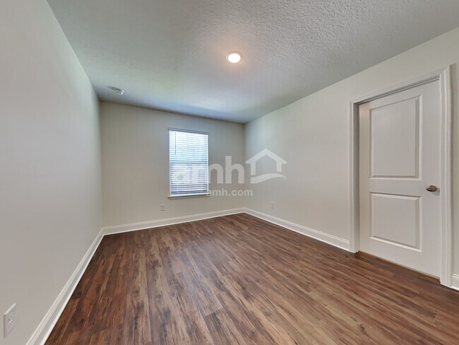 Building Photo - 390 Banyan Frst Dr