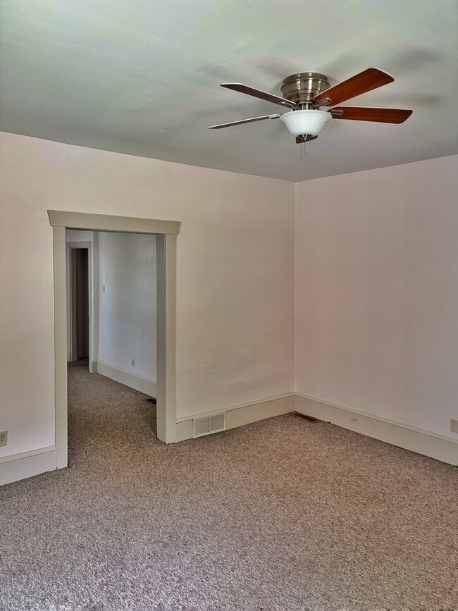 Building Photo - 4 bed 1.5 bathroom apartment in Harleysvil...