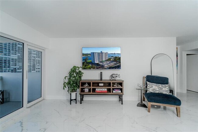 Building Photo - 2100 S Ocean Dr
