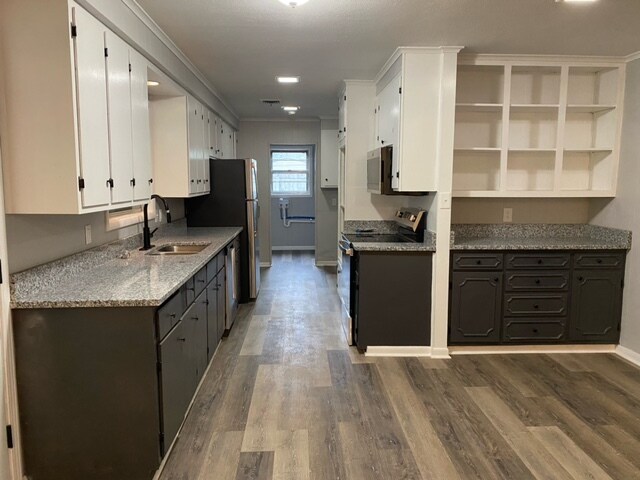 Kitchen with Coffee Bar - 1527 W Bristow Dr