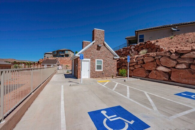 Building Photo - Charming 3 bedroom Townhome. 2 Community P...