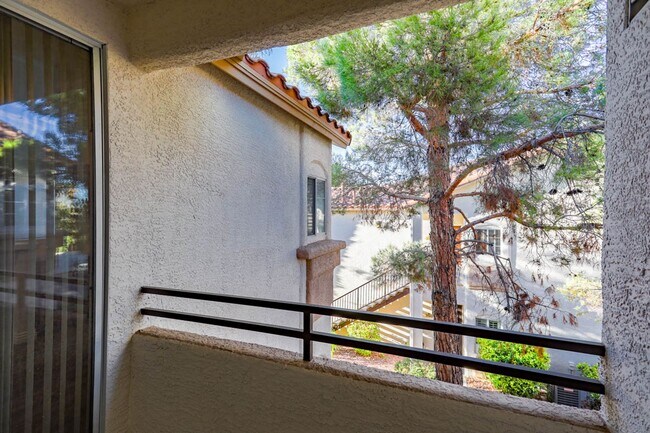 Building Photo - 2 Bedroom 2nd Floor West Vegas Condo