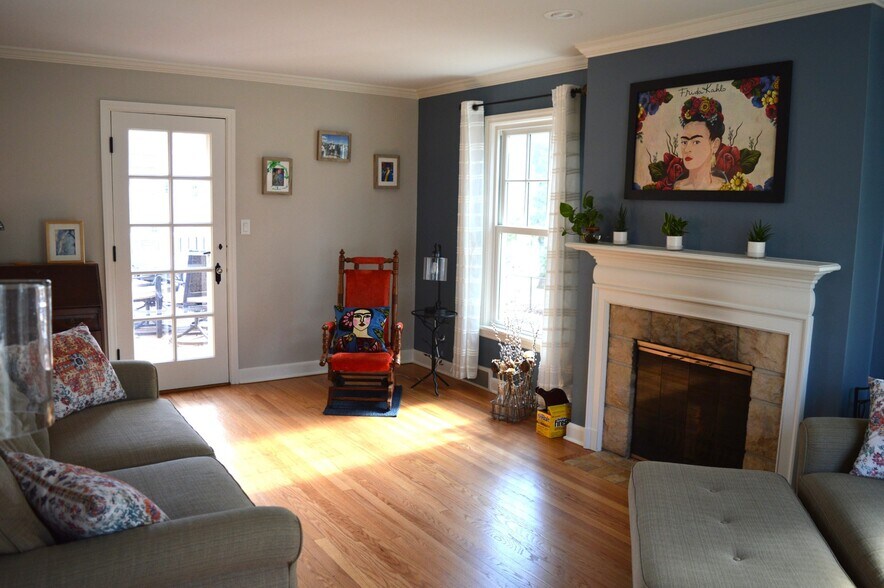 Building Photo - 4145 Hiawatha Dr