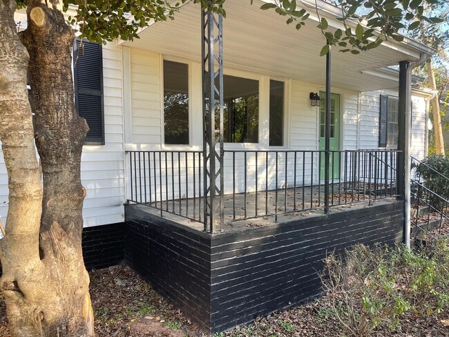 Building Photo - Available Now!!! Beautifully renovated Nor...