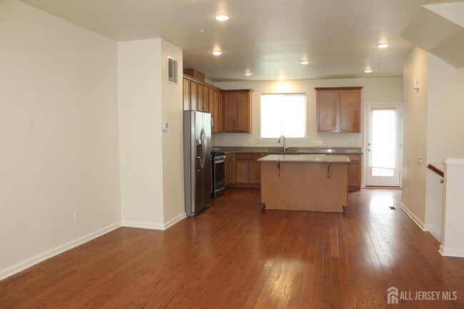 Building Photo - 6 Bond St