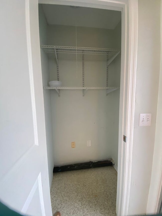 Building Photo - Cute 2/2 in Debary with new kitchen appliances!