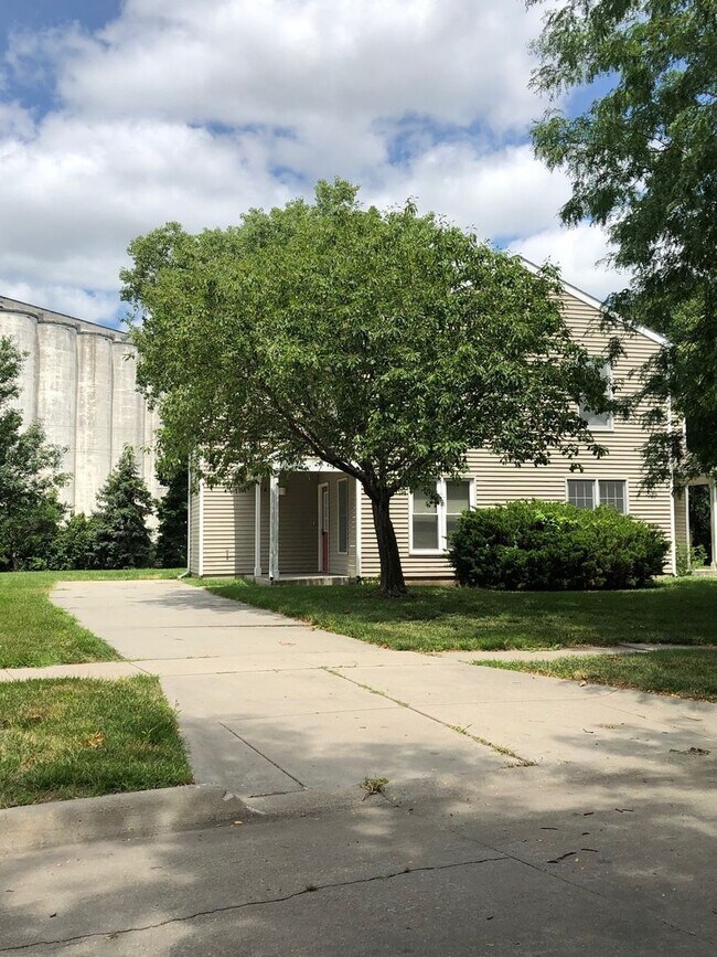 Building Photo - Updated 3 Bedroom Duplex Townhome on Quiet Tree-Lined Street