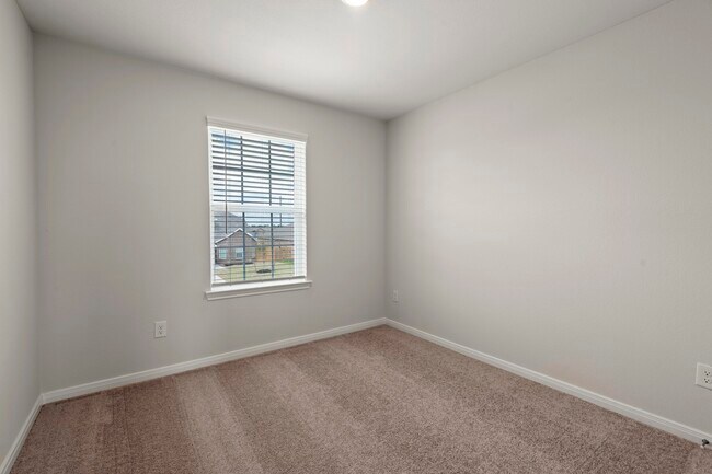 Building Photo - 400 Lynn Lotus Dr