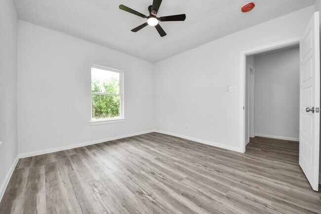 Building Photo - 7021 Canal St