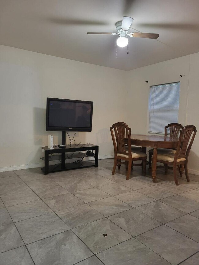 Building Photo - 1013 State St