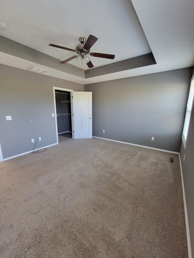 Building Photo - Beautiful & Spacious 3 Bedroom, 2 Bathroom...