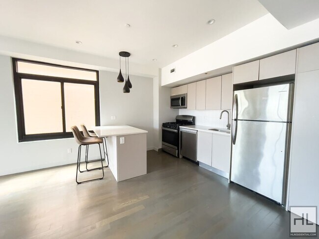 Building Photo - Bushwick Avenue / Spacious 2-Bed, 1-Bath /...
