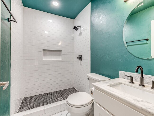 Building Photo - Charming home in Central Park Neighborhood...