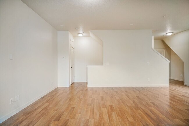 Building Photo - 2/2.5 bth Townhome + Garage + A/C + W/D + Balcony + Pets Welcome!!