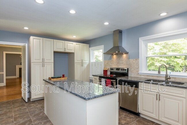 Building Photo - 3504 Hawthorne Rd