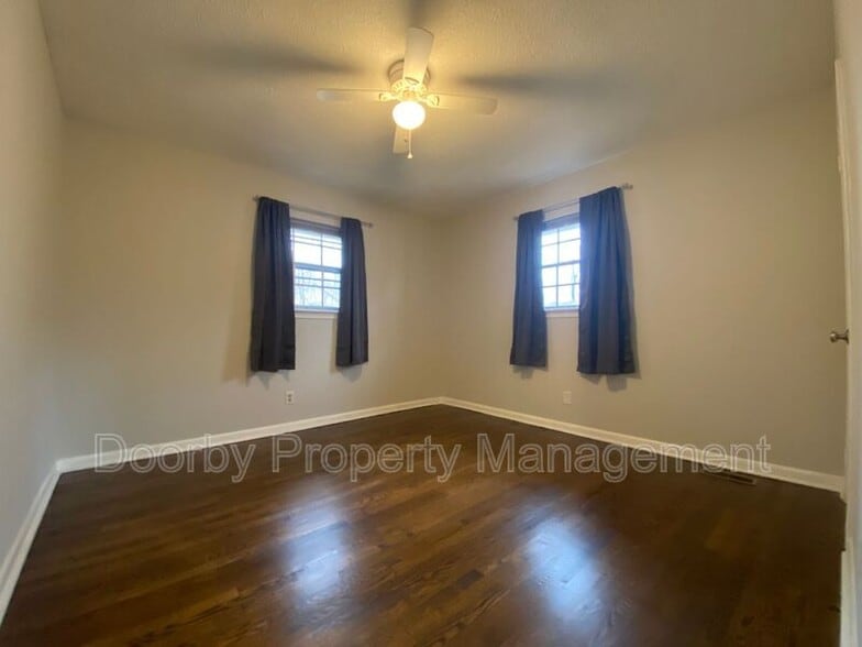 Building Photo - 303 Ridgeway Dr