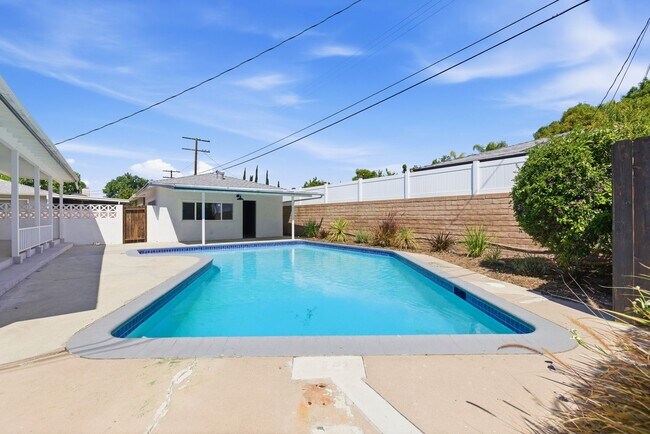 Building Photo - Beautiful modern 3 Bed + 3 Bath House + Pool + Garage