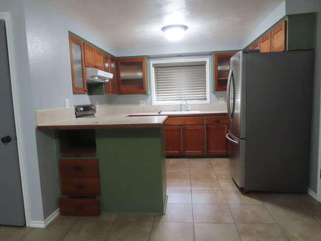 Building Photo - Remodeled 3 Bed/ 1 Bath Avaiable Now in th...