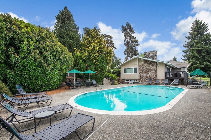 On-Site Pool - 12429 NE 130th Ct