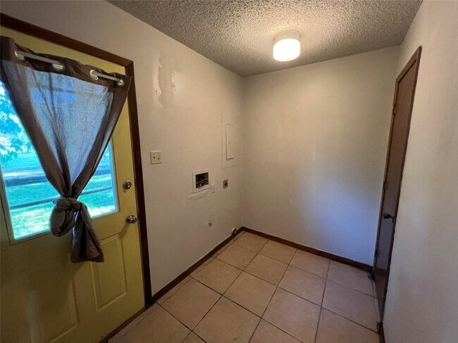 Building Photo - 411 W Pelton St