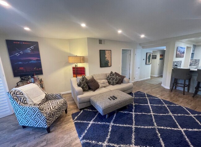 Building Photo - Fully Furnished, 1 bed/ 1 bath Point Loma condo close to the Bay & Liberty Station!