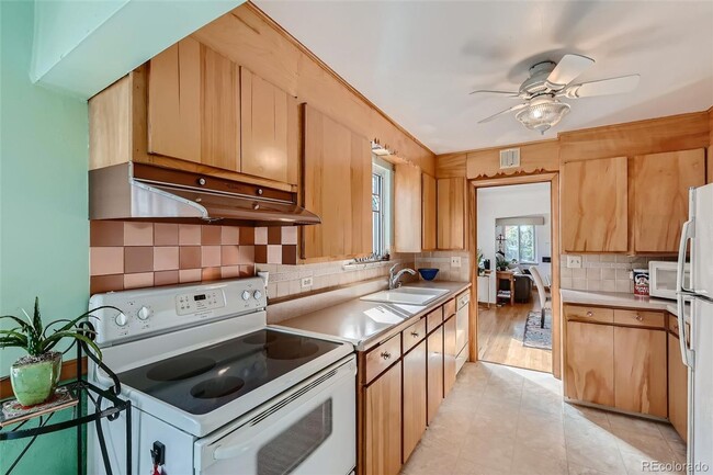 Building Photo - West Highlands - Amazing 32nd Ave, 2 Bed, 1 Bath Unit in Duplex- Shared Yard/Common Space