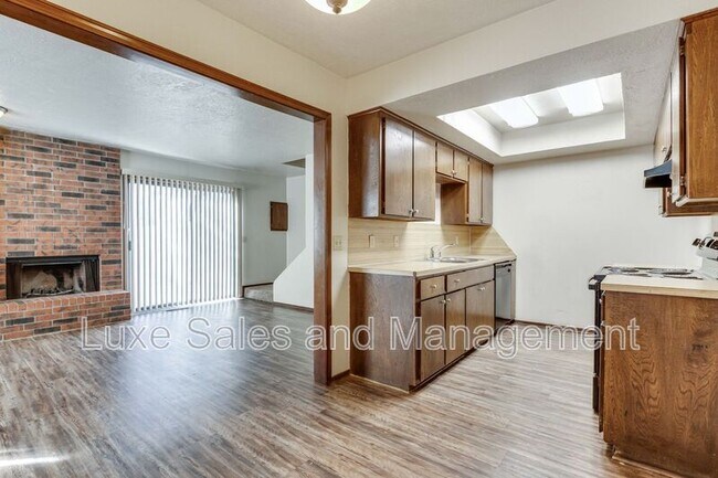 Building Photo - 6004 Paramount Dr