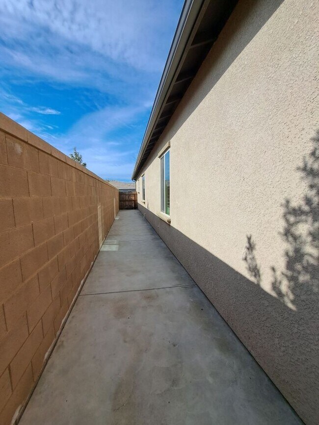 Building Photo - Beautiful 4 Bedroom Home In Clovis!