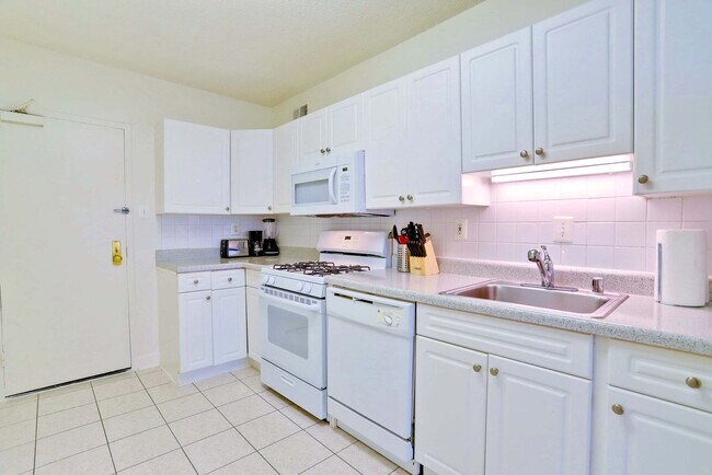 Building Photo - 1600 S Eads St