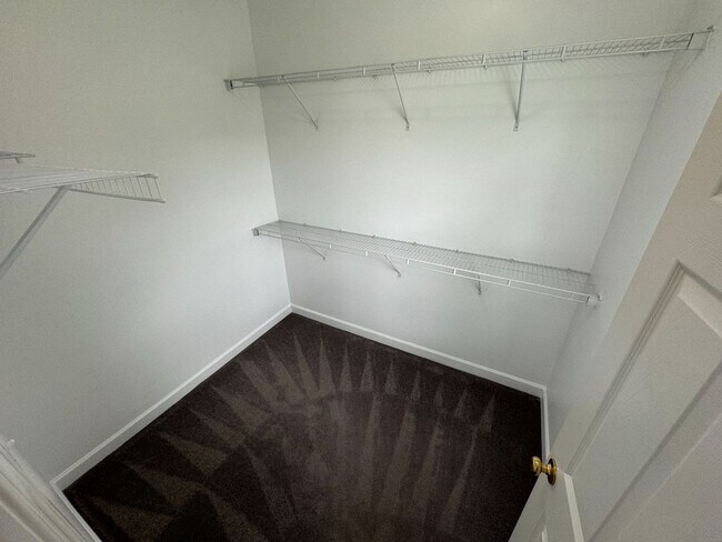 Building Photo - Stunning 3 Bed 2.5 Townhome In Amenity-Ric...