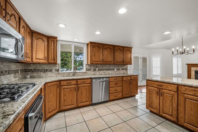 Building Photo - Spacious 7 Bed Kaysville Home with Two Kitchens