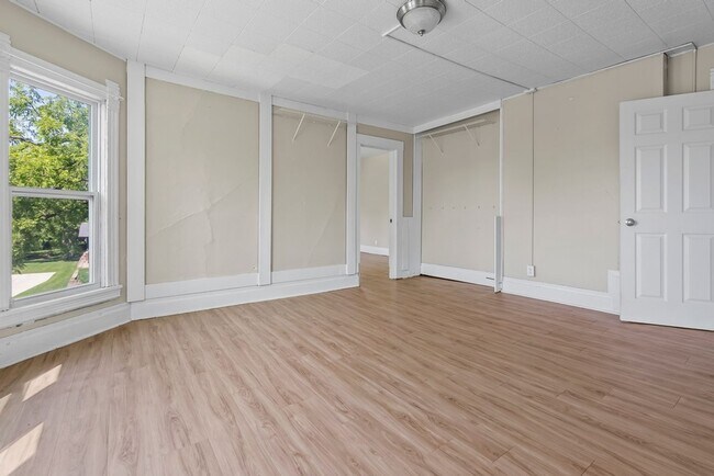 Building Photo - 1804 1/2  College St (Upper Level)