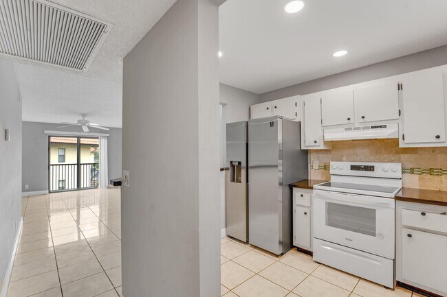 Building Photo - 21915 Lake Forest Cir