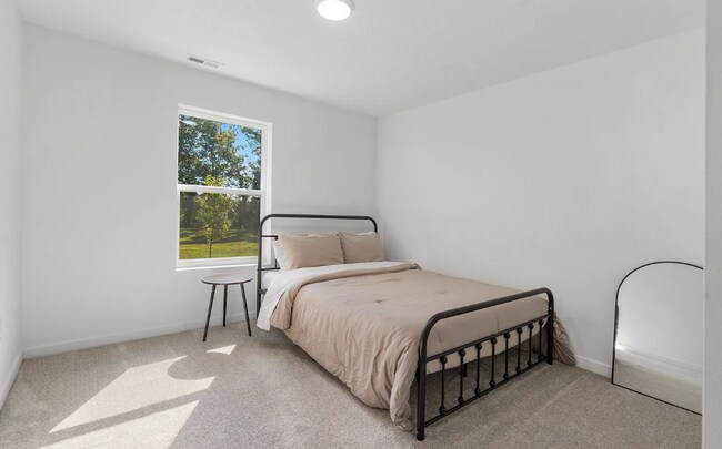 Building Photo - Beautiful 5 bedroom home - Nixa MO