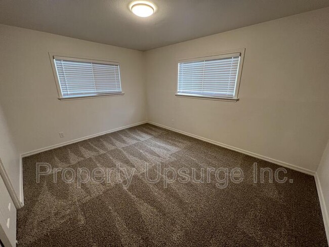 Building Photo - 945 De Moll Dr