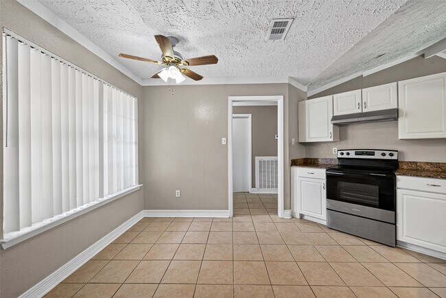 Building Photo - 15815 Thistledew Dr