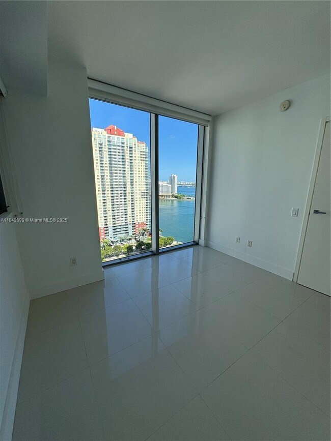 Building Photo - 1300 Brickell Bay Dr