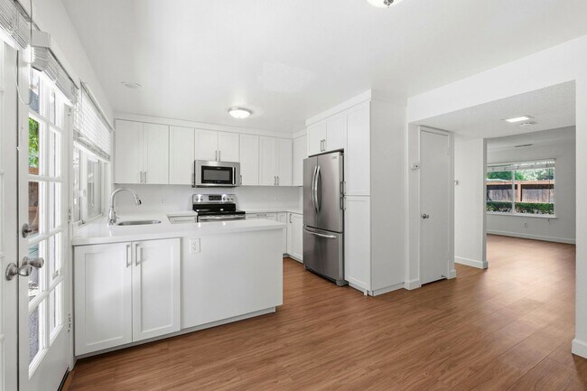 Building Photo - Luxury  2 bedroom Townhome in Great Location
