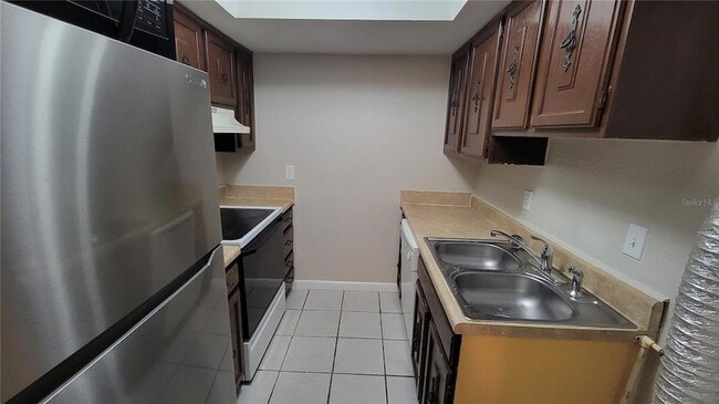 Building Photo - 6004 Village Cir S