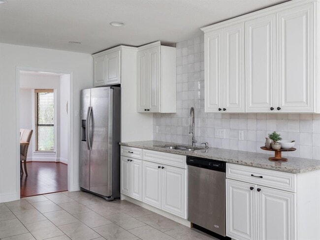 Building Photo - 9305 Rolling Oaks Trail