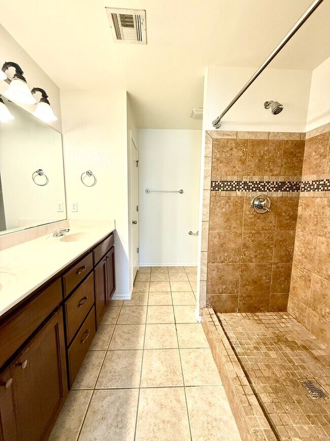 Building Photo - Owasso Schools/ 3bd 2Ba Huge Yard /Cul-de-Sac