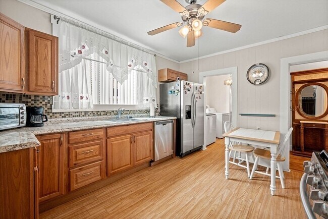 Building Photo - 154 Glen St